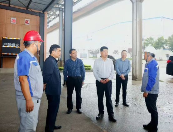 集團領(lǐng)導慰問(wèn)一線(xiàn)員工